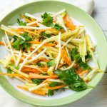 Идеальное детокс-блюдо: вкусный салат с яблоком и сельдереем