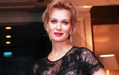 Олеся Судзиловская позировала в ретро-наряде