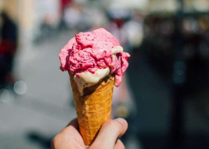 Врач опровергла миф о вреде мороженого летом
