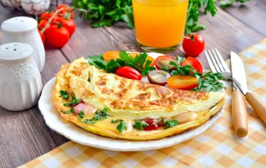 Сытный завтрак для продуктивного дня: готовим омлет за пять минут