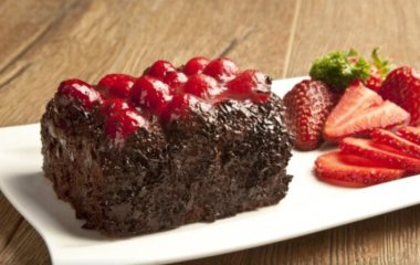 Невероятный шоколадный пирог с клубникой