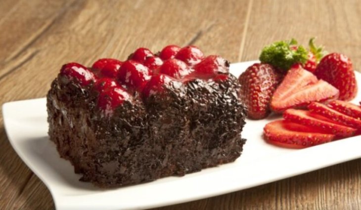 Невероятный шоколадный пирог с клубникой