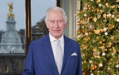 Возле елки: опубликован новый портрет короля Чарльза ІІІ (фото)