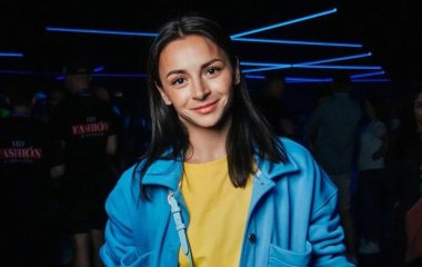 Илона Гвоздева, которая хочет увеличить грудь, показалась топлесс