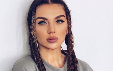 Анна Седокова покорила фанатов фигурой в ярком топе