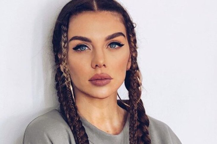 Анна Седокова підкорила фанатів фігурою у яскравому топі