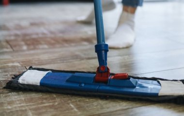 Що додати до води для миття підлоги, щоб шкарпетки залишалися чистими: простий лайфгак