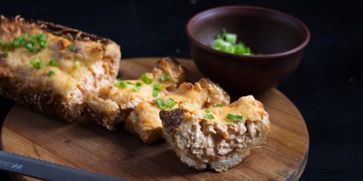 Сытный и очень быстрый рецепт: фаршированный багет, которым можно накормить всю семью