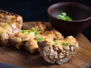 Сытный и очень быстрый рецепт: фаршированный багет, которым можно накормить всю семью