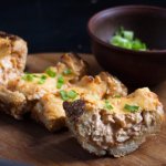 Сытный и очень быстрый рецепт: фаршированный багет, которым можно накормить всю семью