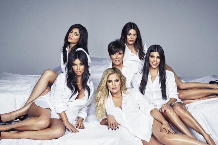 Сестры Кардашьян-Дженнер создали пикантные образы в честь Хэллоуина