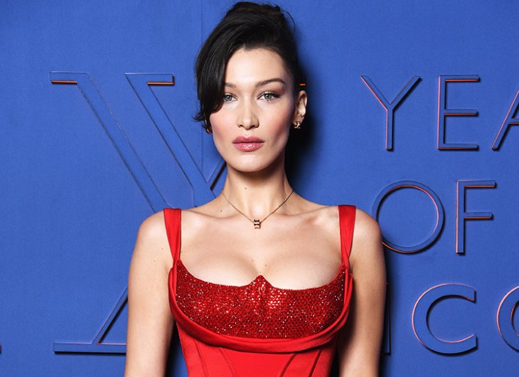 Белла Хадид показала идеальную фигуру в полупрозрачном платье