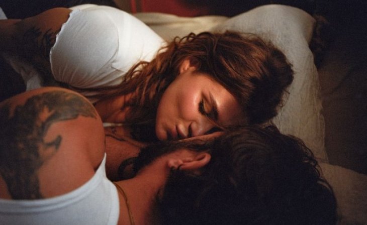 Зарицкая сняла своего жениха в клипе KAZKA и показала с ним нежные поцелуи и объятия