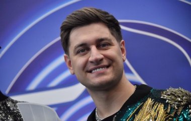 До слез: бывший Бузовой спел в доме престарелых и завалил бабушек цветами