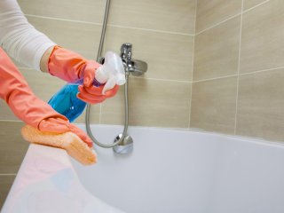 Как избавиться от пятен от налета в ванной комнате и на кухне: 3 простых лайфхака
