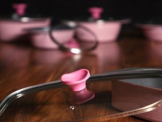 Забудьте про безлад у кухонній шафі: геніальний спосіб зберігати кришки від каструль без шухляд і органайзерів