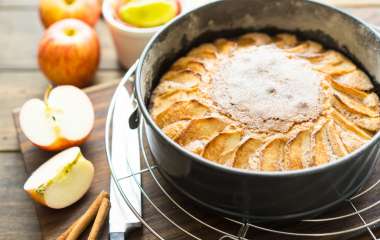 Яблочный торт с лесными ягодами