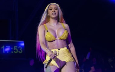 Cardi B бросила микрофон в фана прямо во время выступления