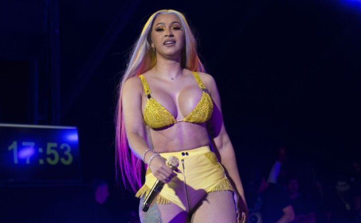 Cardi B бросила микрофон в фана прямо во время выступления