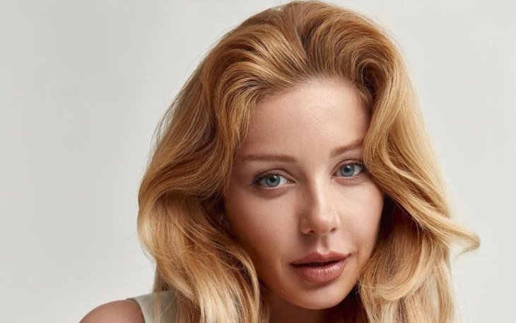 Тина Кароль на селфи в постели вблизи показала свое лицо с минимумом косметики