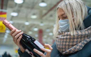 Експерт розповів, наскільки ефективним є «запивання» стресу алкоголем.