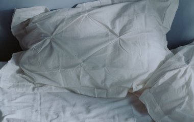 Не поспішайте прати: як легко почистити великі подушки й ковдри та повернути їм свіжість за кілька хвилин