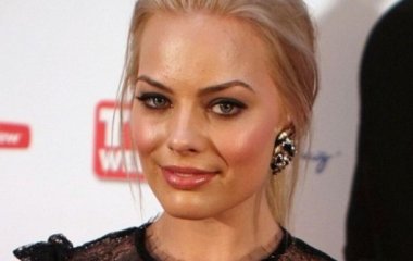 Марго Робби подчеркнула стройную фигуру, надев нюдовый комбинезон 