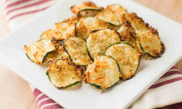 Жареные молодые кабачки с чесночным соусом: рецепт вкусной летней закуски