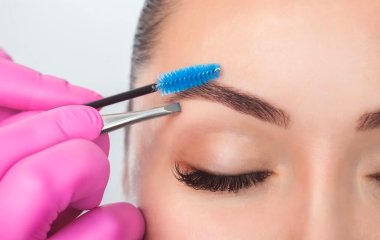 Як намалювати густі брови, щоб вони виглядали натурально: 4 перевірені методи