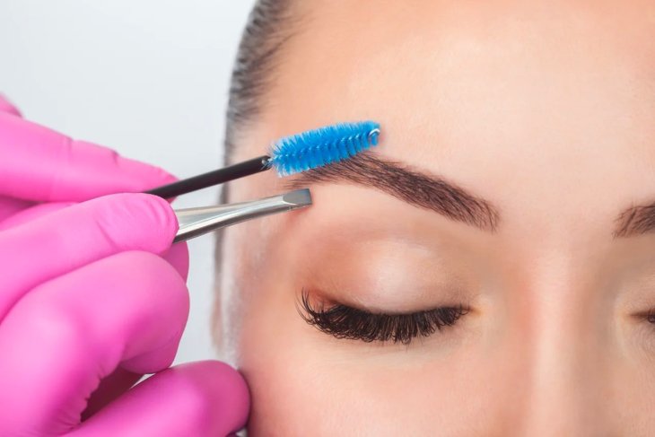 Як намалювати густі брови, щоб вони виглядали натурально: 4 перевірені методи