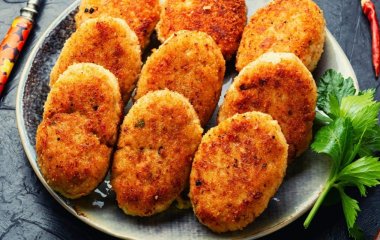 Полезнее и вкуснее чем мясные: рецепт рыбных котлет с начинкой