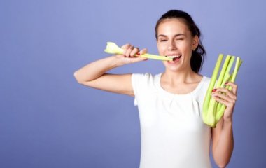 Жуй селера. Які продукти відбілюють та очищають зуби