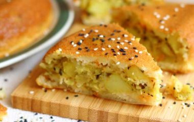 Хрустящий пирог с картофелем готовят за 45 минут: бюджетный рецепт на каждый день