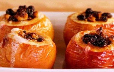 Як запекти яблука в духовці без начинки, як приготувати з сиром, корицею, медом