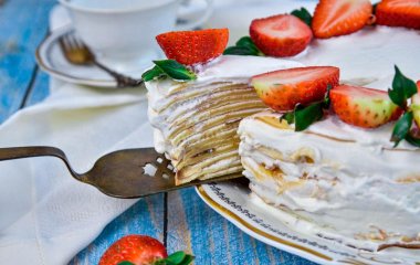 Блинный торт с нежным кремом: как приготовить вкусный десерт