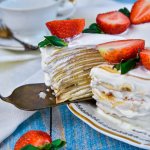 Блинный торт с нежным кремом: как приготовить вкусный десерт