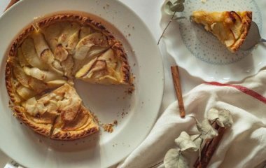 Воздушная шарлотка за 40 минут: рецепт одного из самых популярных десертов