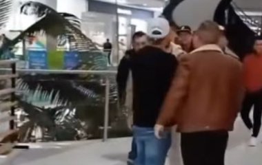 Відомі співаки-конкуренти побилися в торговому центрі – відео