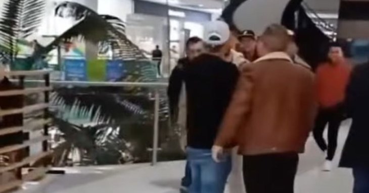 Відомі співаки-конкуренти побилися в торговому центрі – відео