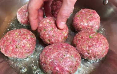 Найголовніша помилка у приготуванні, через яку котлети виходять сухими, твердими та прісними