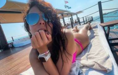 Певица Настя Каменских расслабилась на пляже в эффектном бикини без макияжа