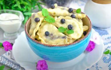 Вкус детства: рецепт нежных вареников с черникой