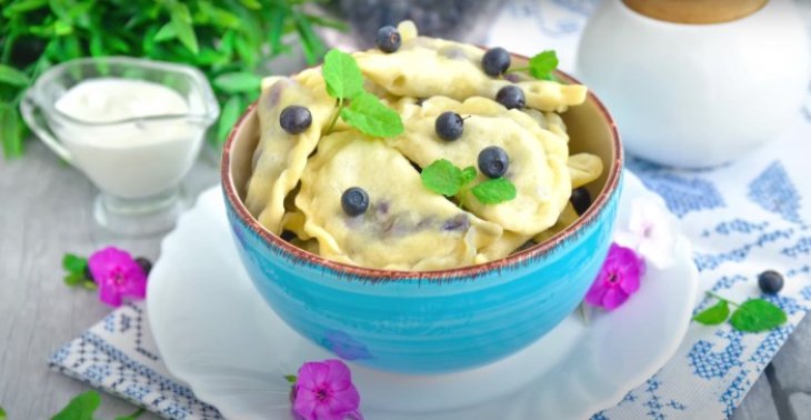 Вкус детства: рецепт нежных вареников с черникой