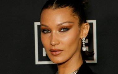 Как выглядит самая модная сумка этой весны? Показывает Белла Хадид