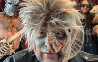 Брутально! Рокер сделал гитару из скелета своего дяди (ФОТО)