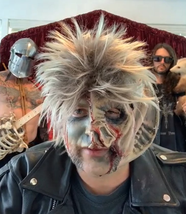 Брутально! Рокер сделал гитару из скелета своего дяди (ФОТО)