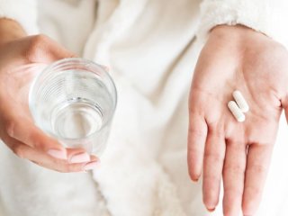 Не запивайте пігулки мінеральною водою: несподіване відкриття вчених, яке змінить ваше лікування