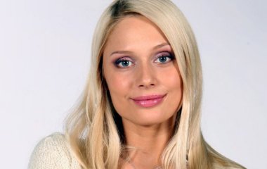 Наталья Рудова позировала в Каннах в маленьком черном платье со шнуровкой