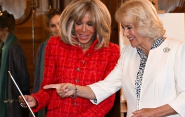 В красном твидовом жакете и объемном парике: Брижит Макрон продемонстрировала эффектный аутфит