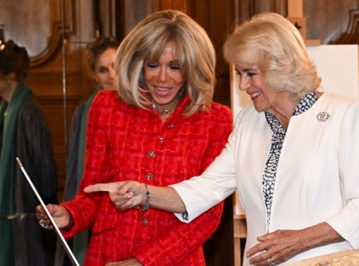 В красном твидовом жакете и объемном парике: Брижит Макрон продемонстрировала эффектный аутфит